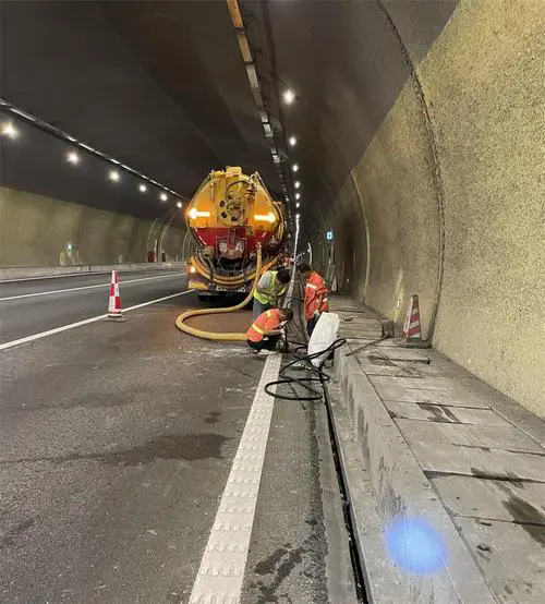 开福隧道排水渠清淤